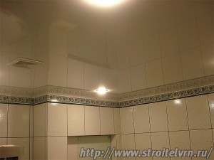 зеркальный натяжной потолок в ванной фото