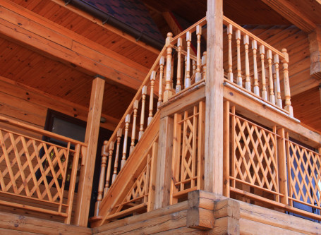 Строительство деревянного дома, общий вид и фрагменты.