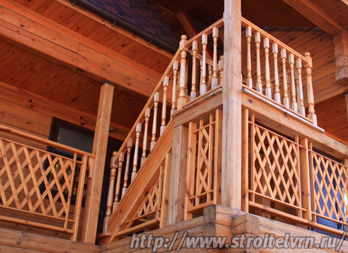 Строительство деревянного дома, общий вид и фрагменты.
